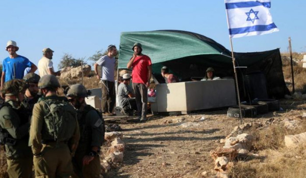 مستوطنون يجبرون عائلة فلسطينية مسيحية عل...