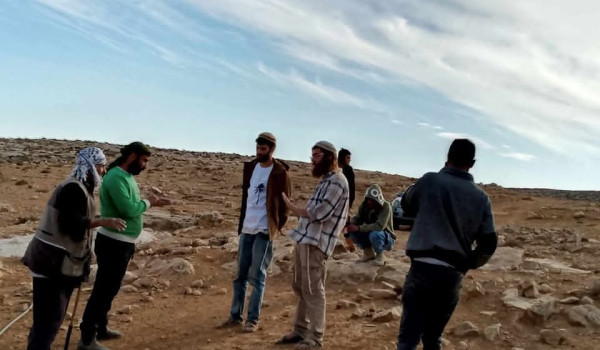 مستعمرون يسيّجون أراضي قرب بؤرة استعماري...