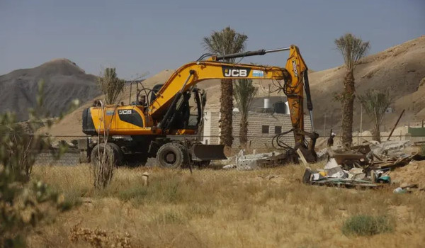 الاحتلال يهدم بيوتاً بلاستيكية ويردم آبا...
