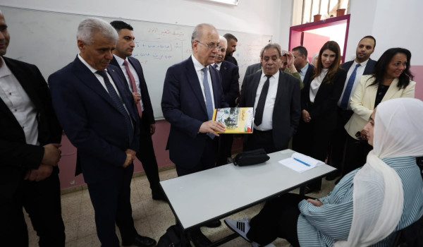 رئيس الوزراء يتفقد مدرسة بنات العبيات وي...