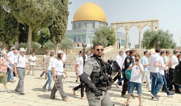 مستعمرون يقتحمون المسجد الأقصى...