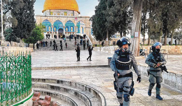 الاحتلال يبعد 3 مواطنين عن المسجد الأقصى...