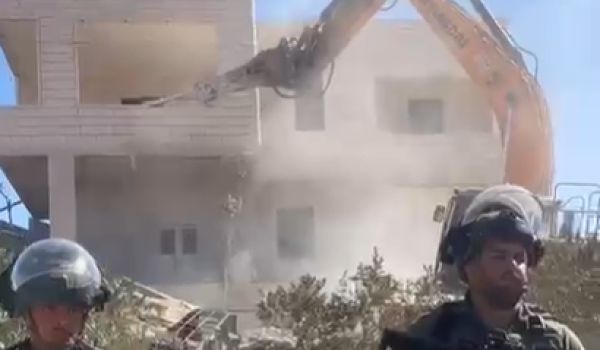الاحتلال يهدم منزلا في خلة الحمص ببلدة ي...
