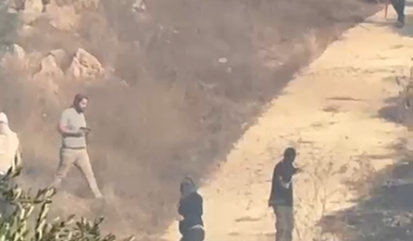 مستعمرون إرهابيون يهاجمون منازل ويضرمون ...