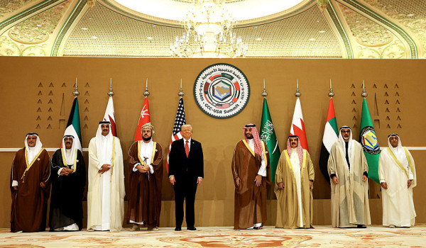 ترامب يعقد محادثات مع قادة خليجيين الأسب...
