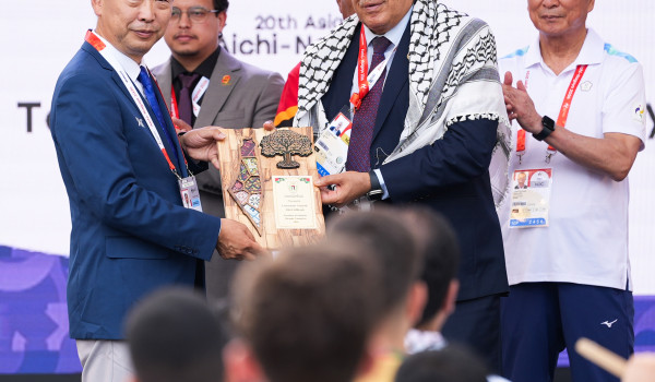 رفع العلم الفلسطيني في القرية الرياضية ب...