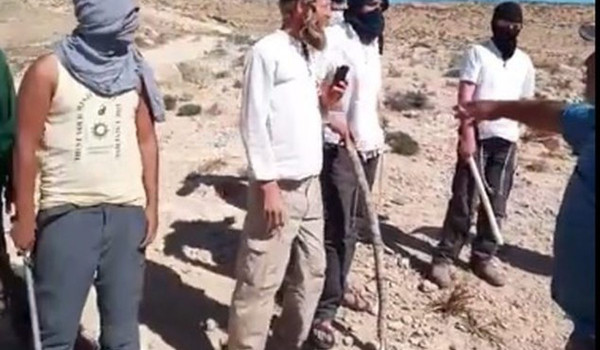 مستعمرون إرهابيون يقطعون خط المياه المغذ...