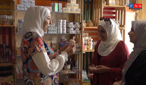 في البلدة القديمة بالخليل.. فلسطينية تحو...