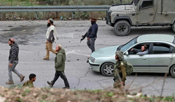 مستعمرون يعتدون على مواطنين من اللبن الش...