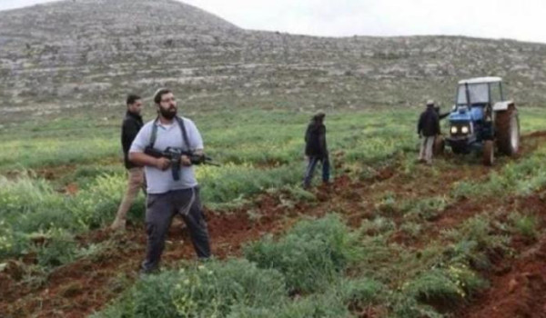 قوات الاحتلال تداهم مزرعة في بلعا شرق طو...