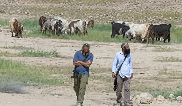 اقتحام أطراف قرية برقا وتفتيش غرفة زراعي...