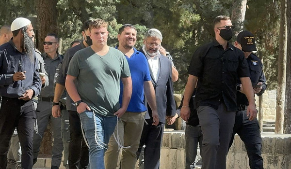 الوزير المتطرف بن غفير ومئات المستوطنين ...