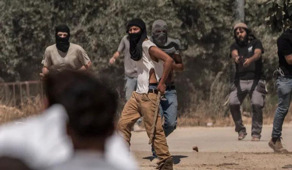 مستعمرون يقتحمون دير أبو مشعل ويهاجمون م...
