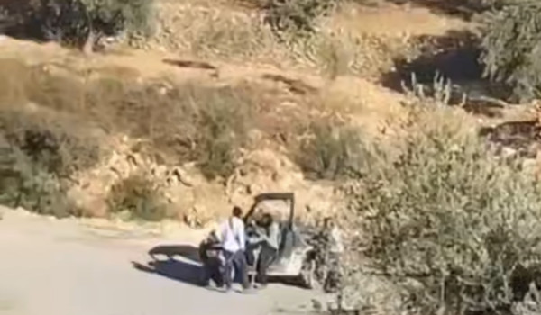 إرهاب المستوطنين بالضفة: إحراق مركبات وإ...