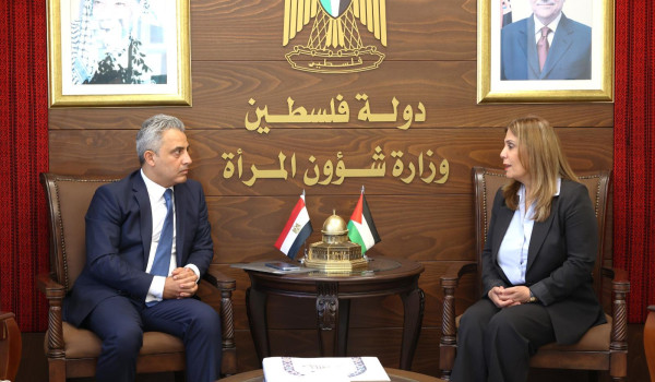 الخليلي تبحث مع السفير المصري سبل التعاو...