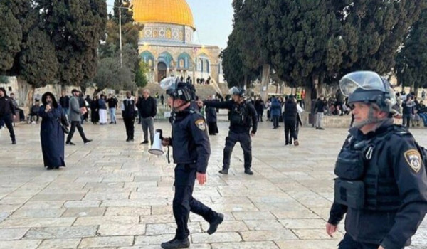 قوات الاحتلال تمنع مشيعين من أداء صلاة ا...