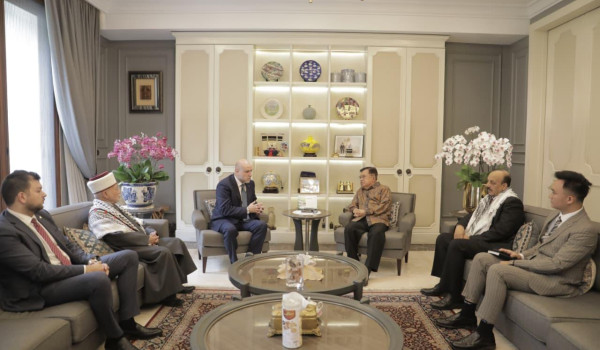 الهباش يبحث في جاكرتا تعزيز الدعم الإندو...
