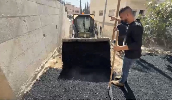 خلال تعبيد شارع وحي العناترة : اعضاء مجل...