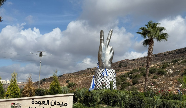 مستعمرون يهاجمون مركبات ويغلقون طرقًا وي...