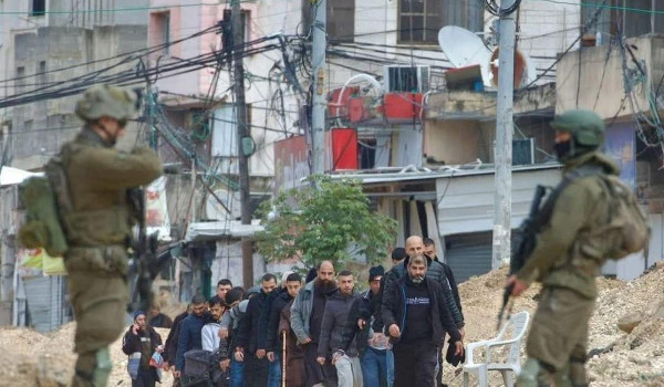 الاحتلال يجبر عائلات على إخلاء منازلها ف...