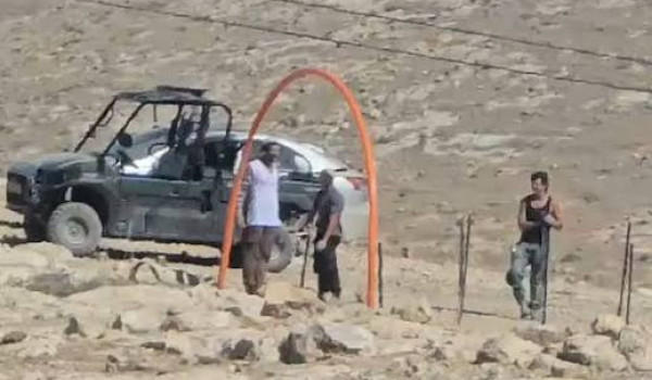 مستعمرون مسلحون يحاصرون منزلين في 