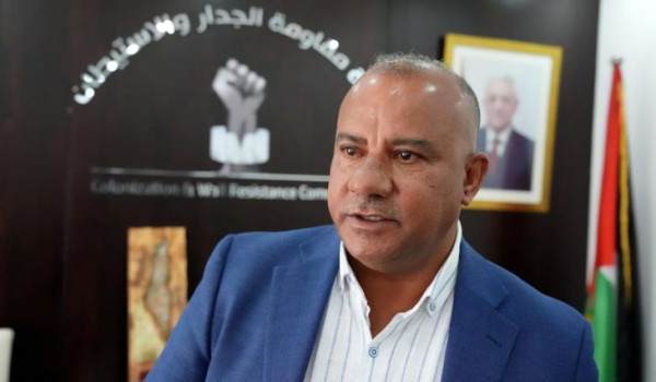 الجيش الإسرائيلي يقتحم منزل وزير فلسطيني...
