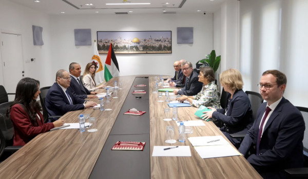 الشيخ يبحث مع وزير الدولة للشؤون الخارجي...