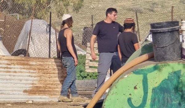 مستعمرون ينصبون معرشات في سهل طوباس...