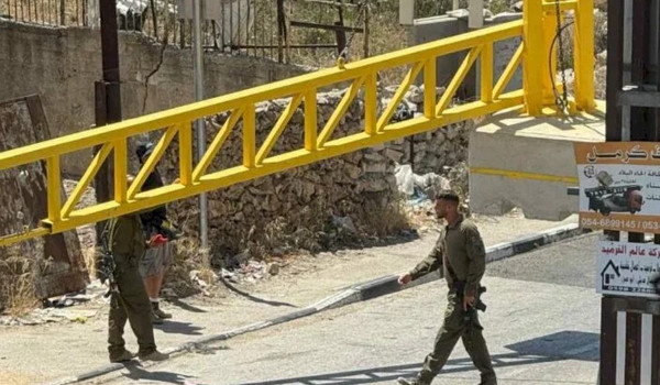 الاحتلال ينصب 3 بوابات حديدية في محيط يع...