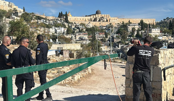 محافظة القدس: بوابة حديدية تعزل نحو 700 ...