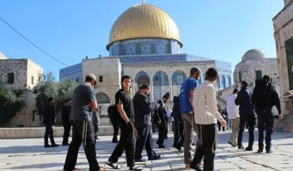 مستوطنون يقتحمون المسجد الأقصى...
