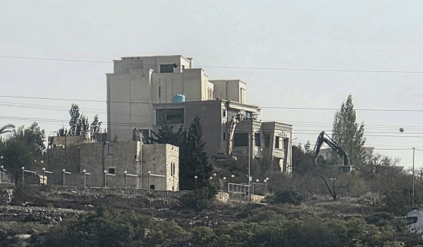 الاحتلال يهدم عمارة سكنية في الخليل ويغل...