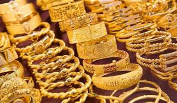 الذهب يهبط إلى 3,995 دولارا للأونصة ويتج...