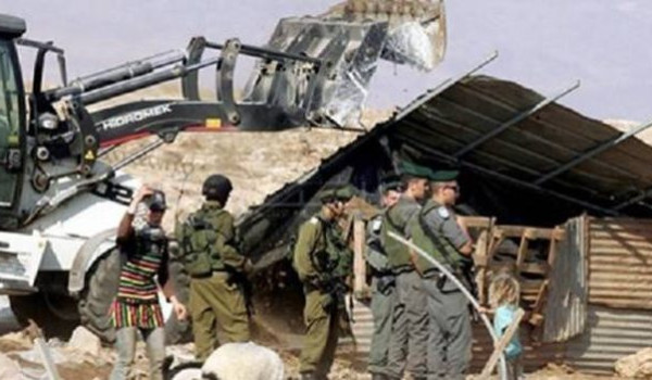 الاحتلال يحتجز مواطنا ويدمر غرفة زراعية ...