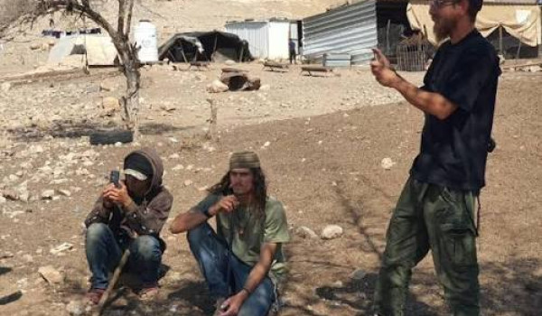مستعمرون يهاجمون منازل المواطنين ويسرقون...