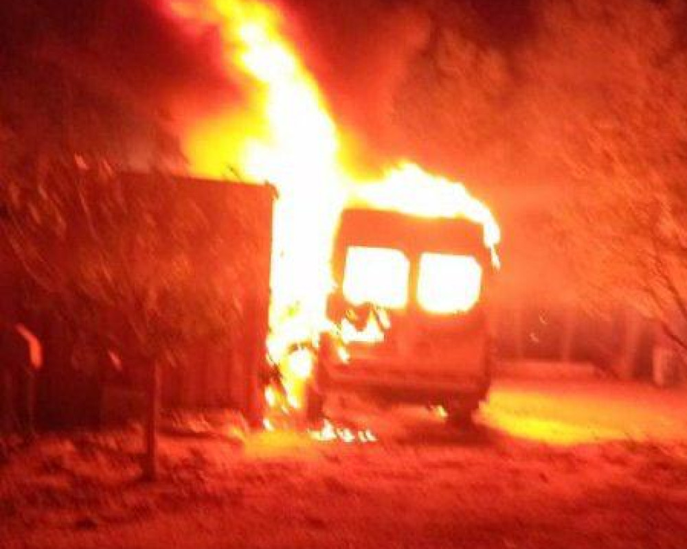 Israeli colonists torch Palestinian homes, vehicles in southern West Bank village