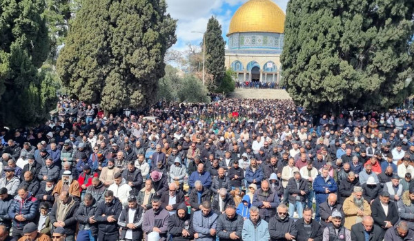 100,000 Worshippers Pray at Al-Aqsa Desp...