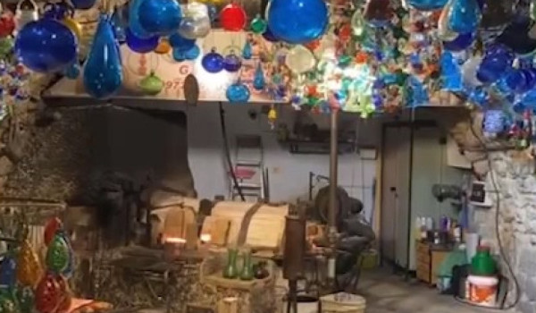 Traditional glassmaking in Hebron strugg...